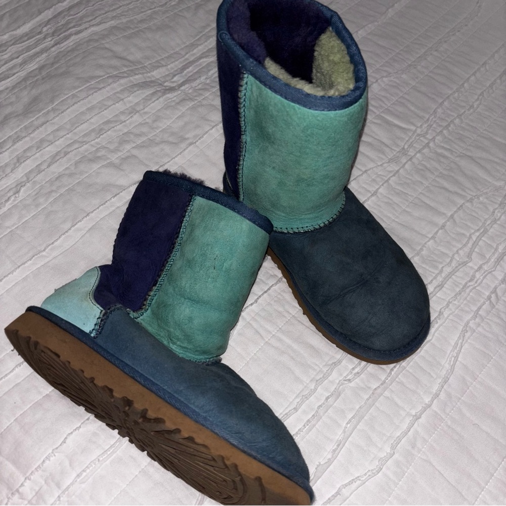 UGG Australia blue and aqua color block short boots kids 3 FLAWED!!!